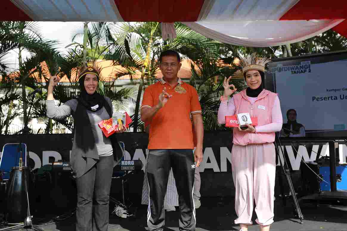 Warga Banyuwangi pemenang undian Sipundiwangi berfoto bersama