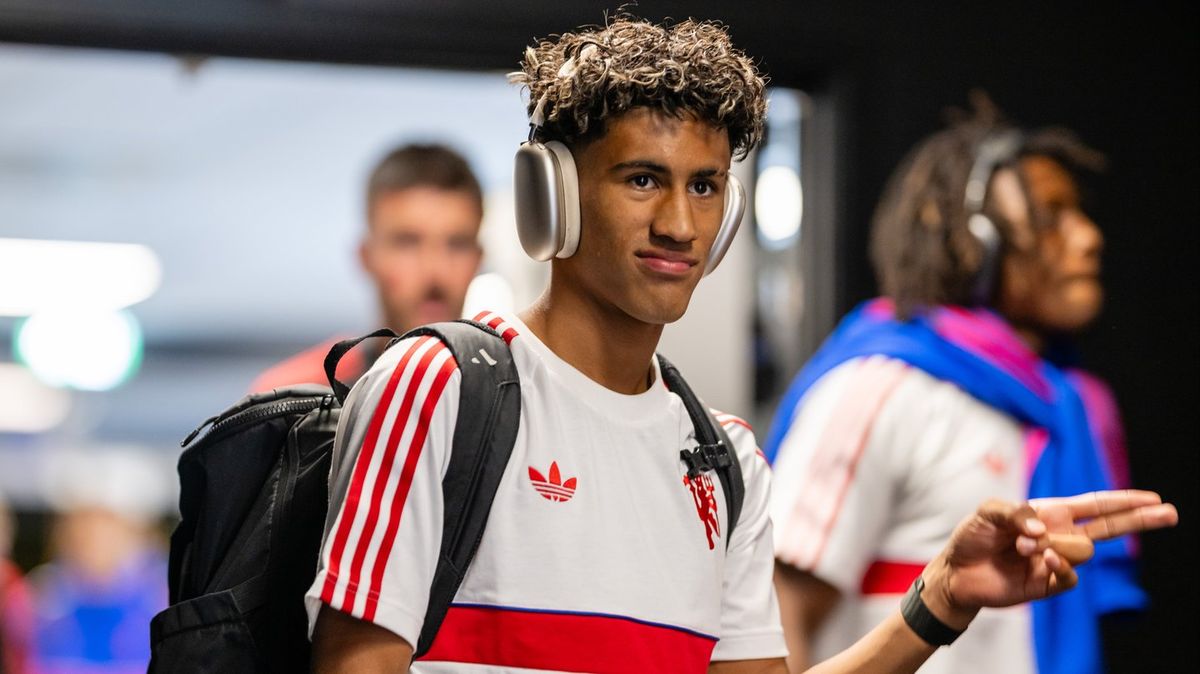 Wonderkid Manchester United JJ Gabriel dalam sesi latihan