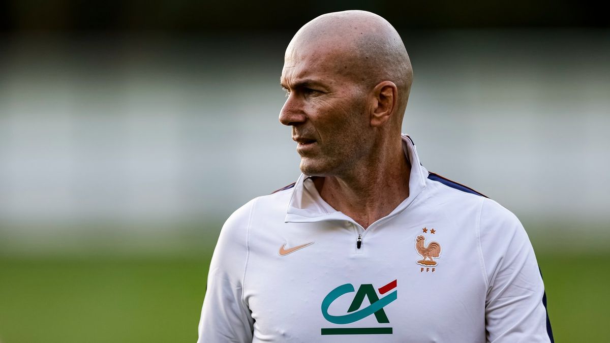 Zinedine Zidane pelatih baru Timnas Prancis mendampingi pemain dalam pertandingan